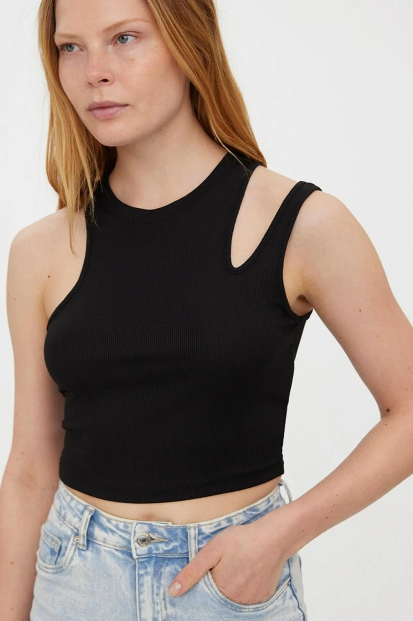 Ofelia Neia Tank Crop Top - Black